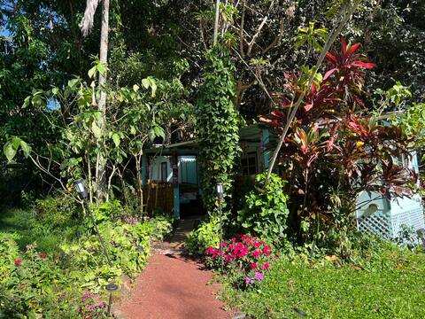CozyTiki hut w/ 2 private rooms, outdoor kit/bath