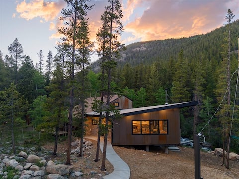 Updated Cozy Cabin on the River | Hot Tub | Beach