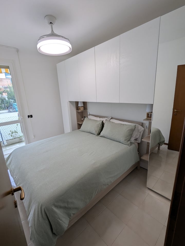 Chambre double, vous pouvez ajouter le lit bébé sur demande (enfants jusqu'à 3 ans) et placard - Bedroom with a double bed, a cot for children on demand (infants up to 3 years), wardrobe. Ventilateur de plafond -  ceiling fan