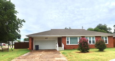 Enid’s Coziest stay w King Suite / Animal Friendly