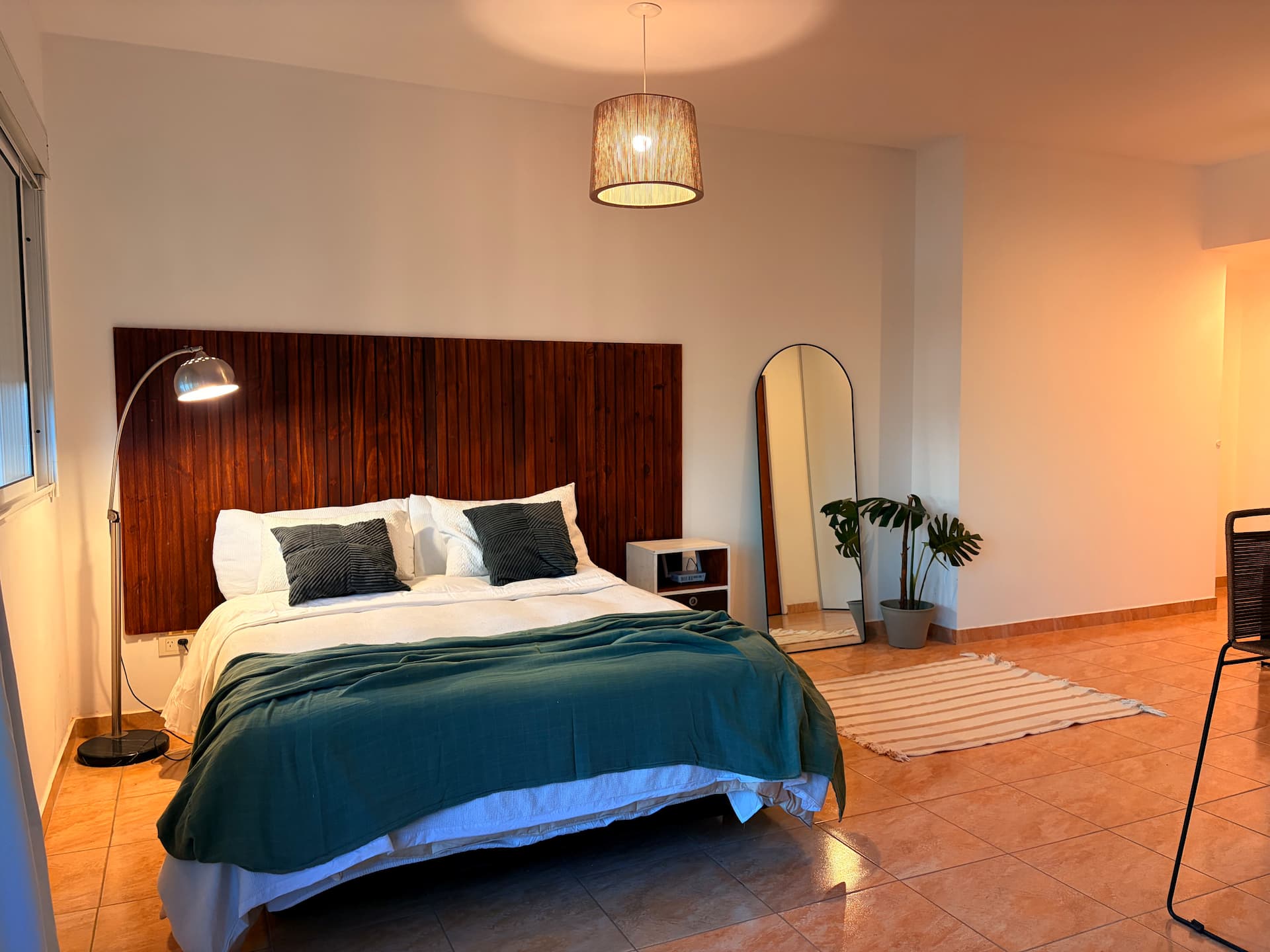 Bright studio apartment, with private garage, WIFI