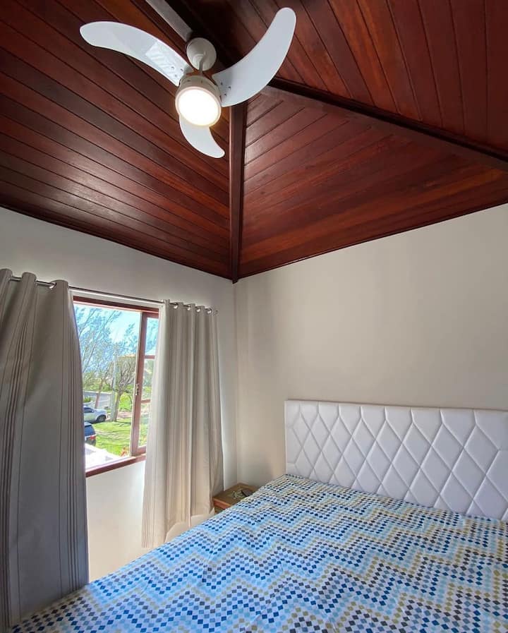 21 96424 -6481 - 21 99984 -0171
Каса на 50 м от плажа
Самостоятелно барбекю и басейн
Смарт телевизор 40p SKY и Wi - Fi 300MB кондоминиум с възможност за отдих и сигурност
Близо до магазини
на 25 минути от CF и Búzios, на 40 от Arraial
Ежедневно: Seg a Qui 600
Секс и FDS 700
Holiday 13300