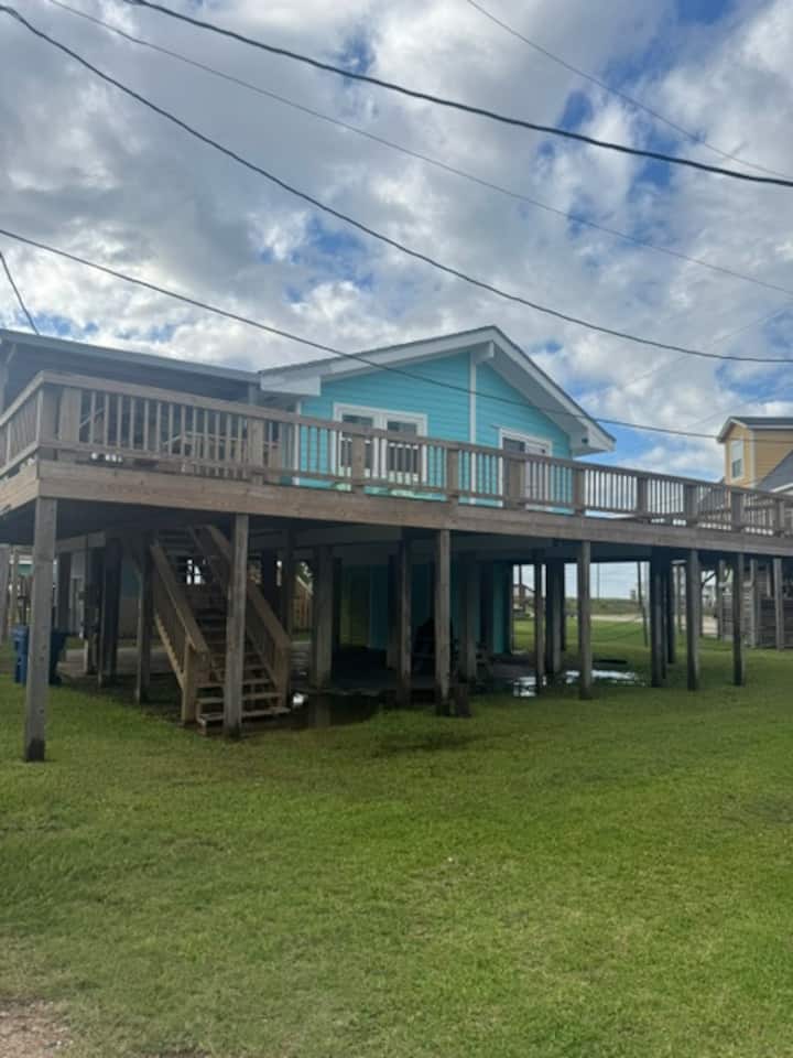 Second Row Beach House, Steps To The Beach - Surfside Beach, TX