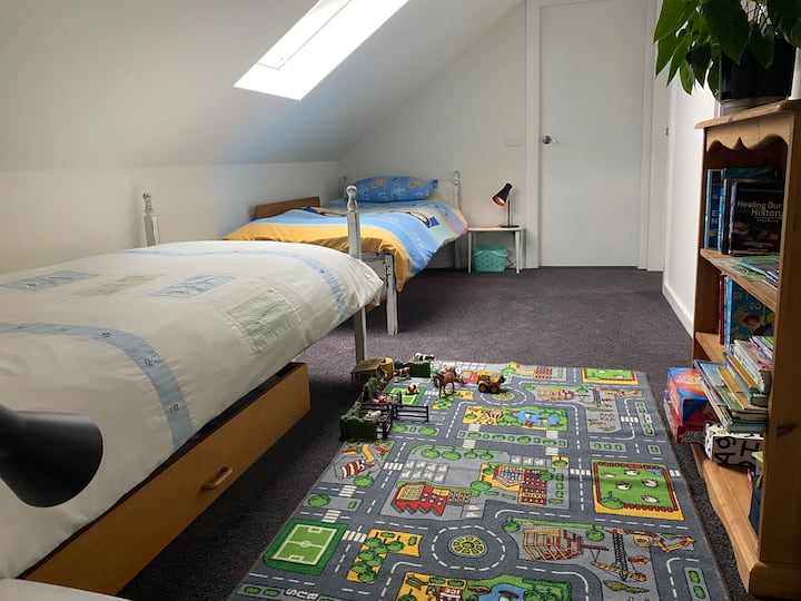 告诉我您的孩子的年龄，我们会准备合适的玩具并选择被套，让他们有宾至如归的感觉