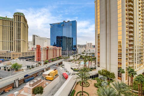 Breathtaking Strip Views Balcony Resort Access