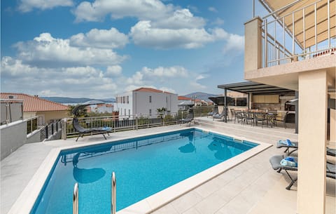 Nice home in Okrug Gornji with sauna