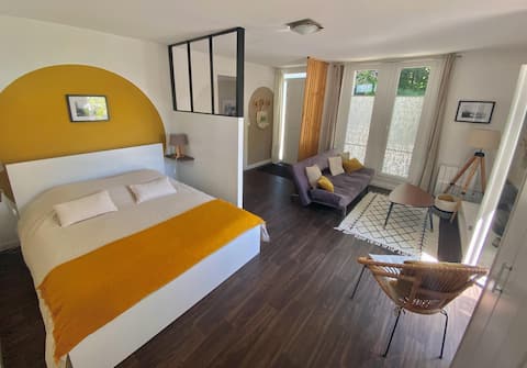 Gîte with a little garden and a swimming pool.