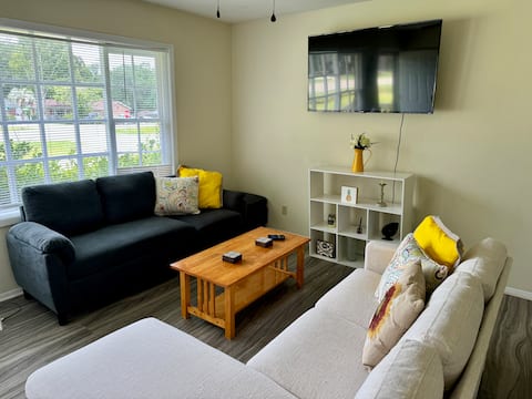 Pet friendly + Private yard: Close to Charleston