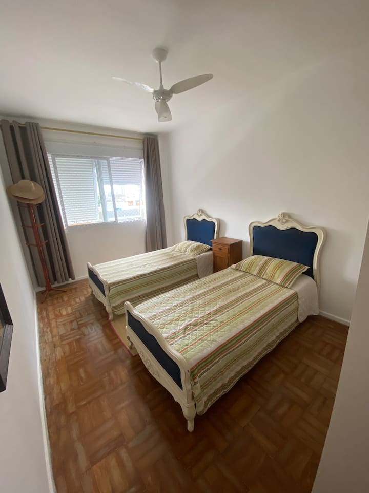 Cama con colchones nuevos y un colchón adicional