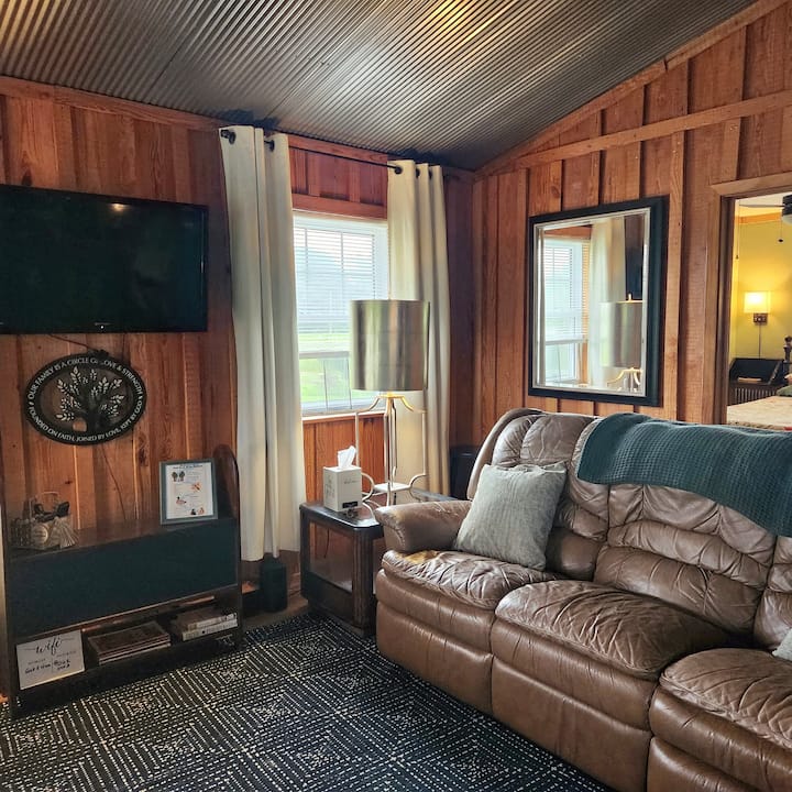 Red Roof River Cabin - 3pm Check Out Time! - Arkadelphia, AR