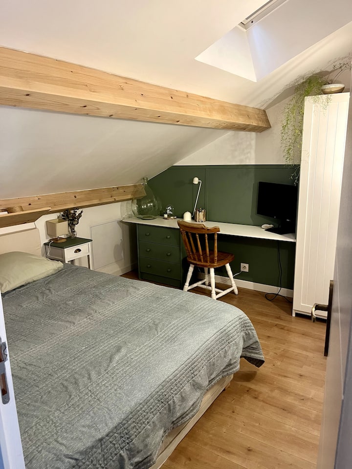 1 chambre lit double 160x200 avec coin bureau et grande armoire
