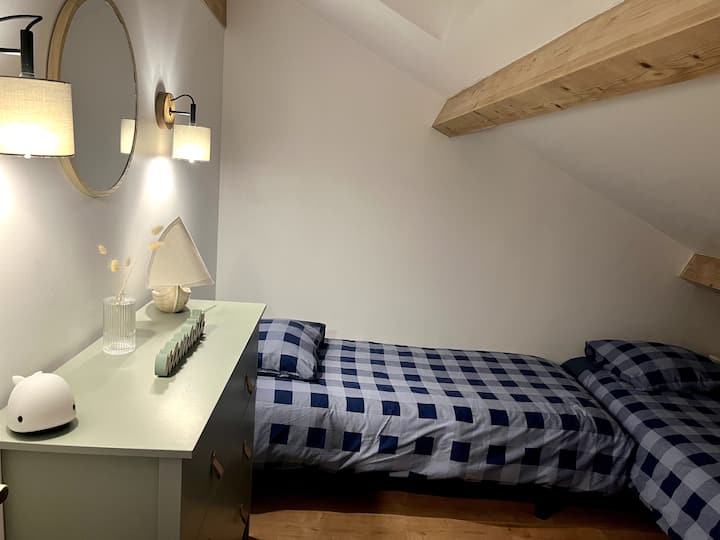 1 chambre "enfants" 2 personnes : 2 lits 90x190cm