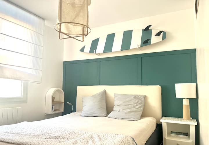 Chambre du rez-de-chaussée, qui comprend un grand lit double (160x200) une pièce dressing équipée d'un coin avec table à langer pour bébé, et sa propre salle d'eau