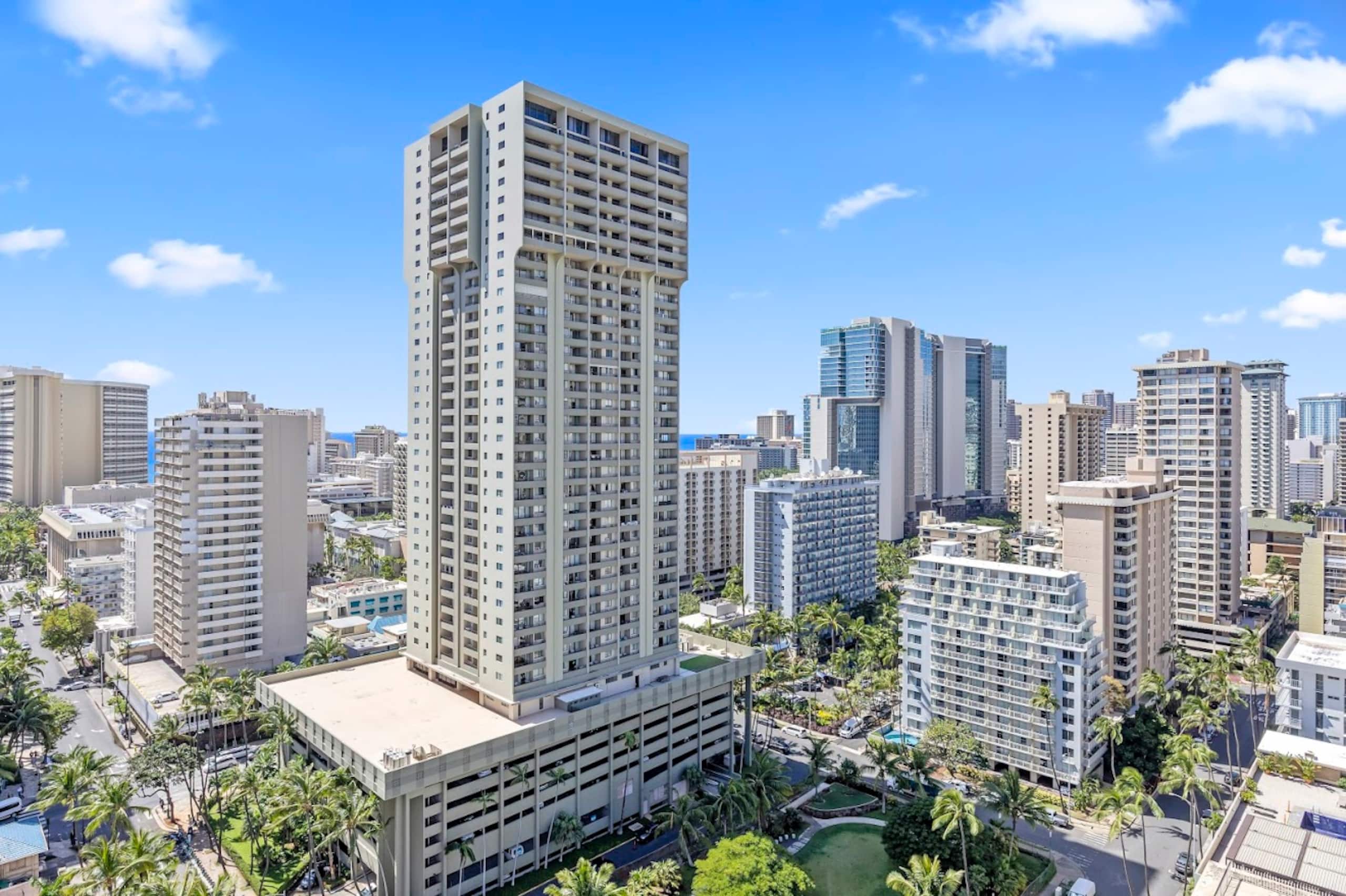 Condo in Honolulu · ★4.86 · Studio · 2 beds · 1 bath - Image 32