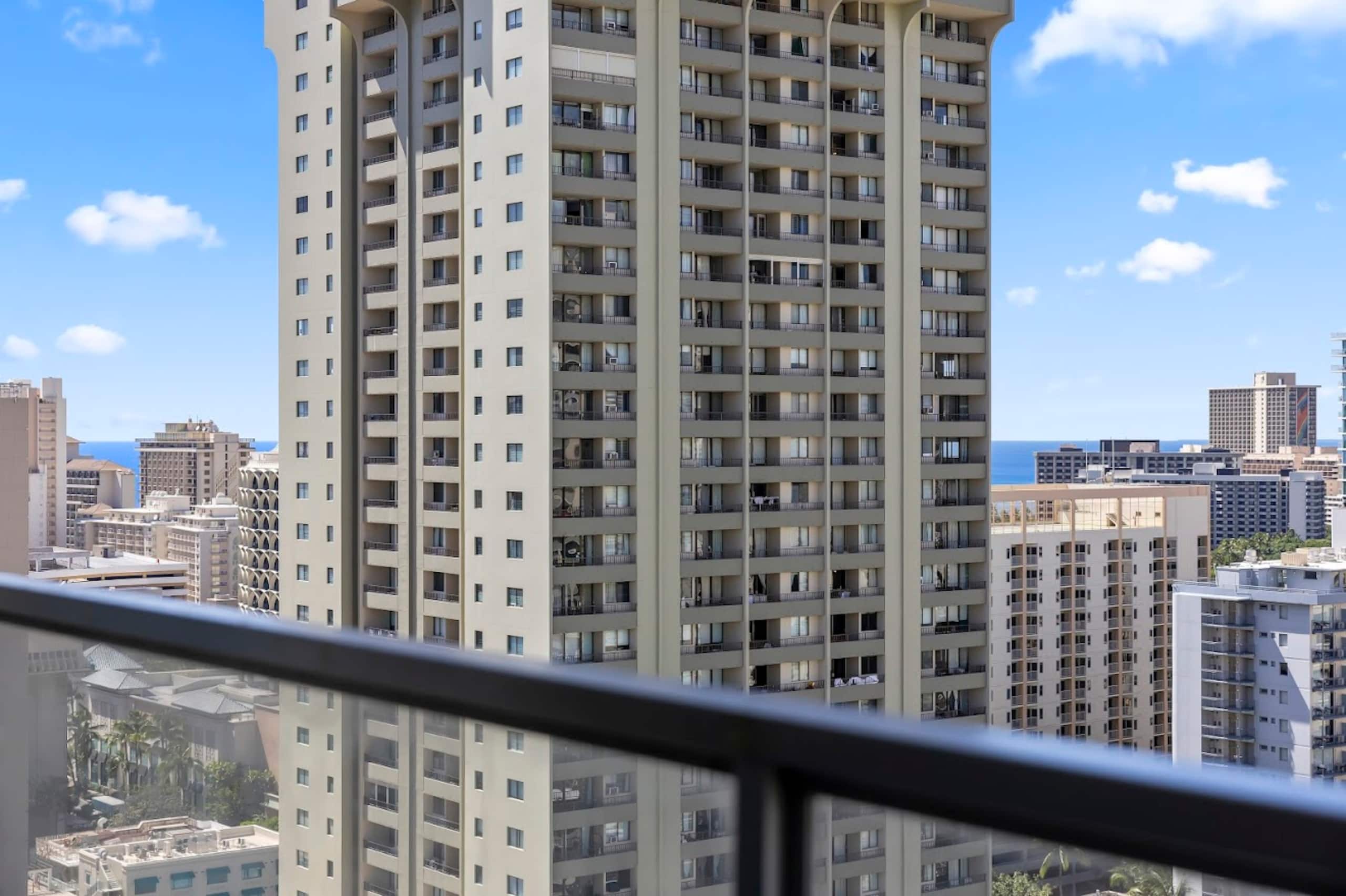 Condo in Honolulu · ★4.86 · Studio · 2 beds · 1 bath - Image 33