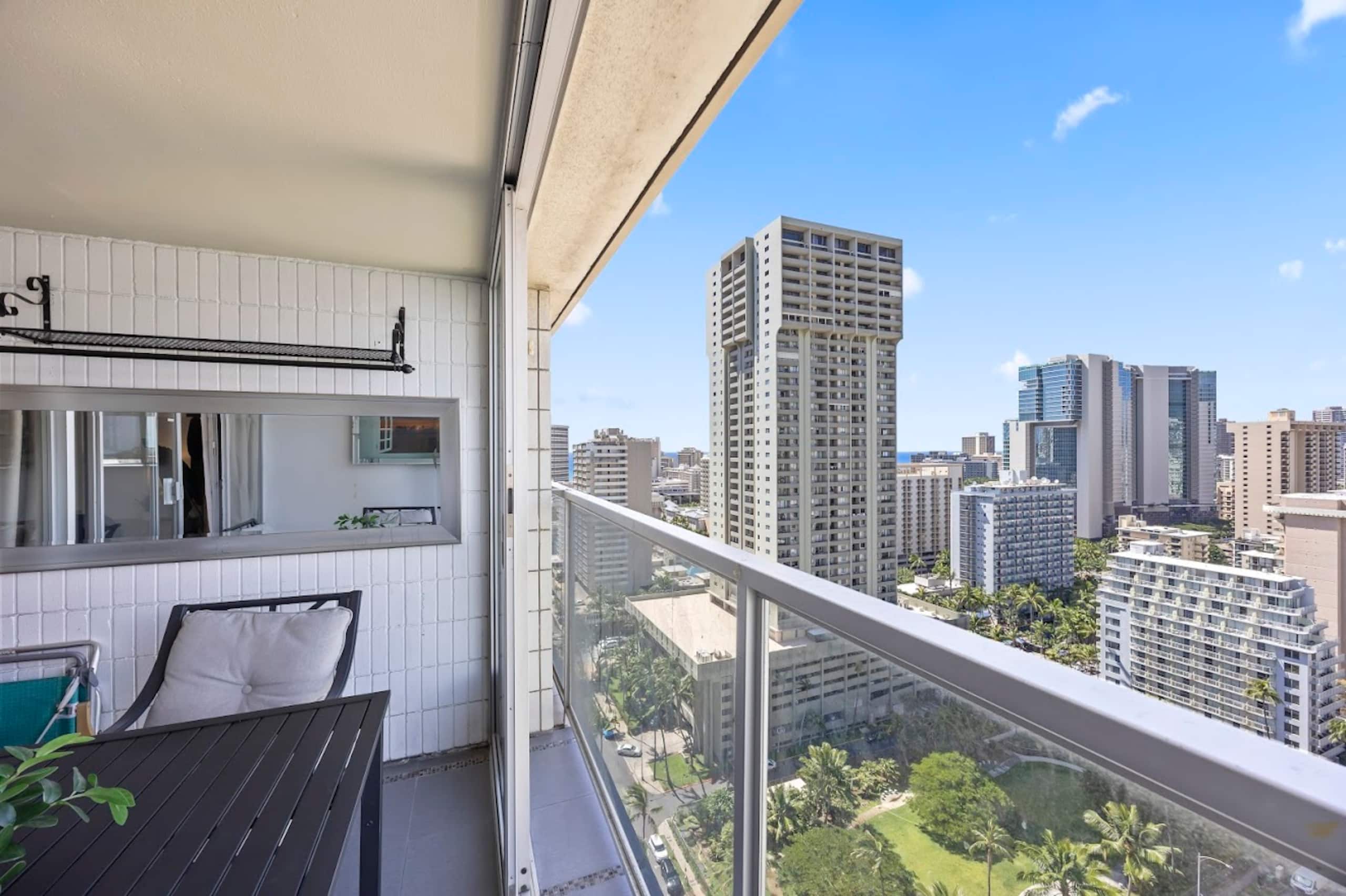 Condo in Honolulu · ★4.86 · Studio · 2 beds · 1 bath - Image 29