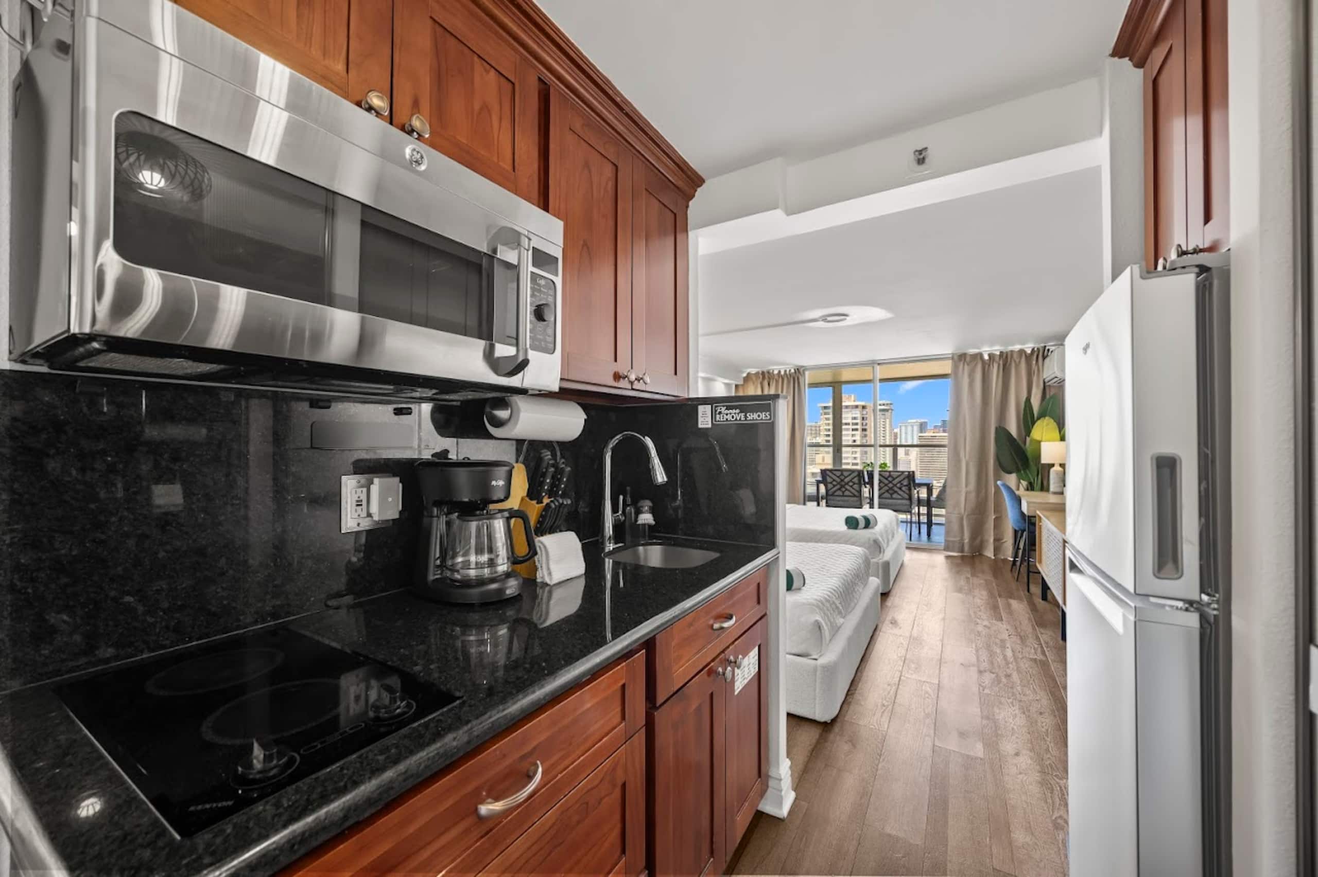Condo in Honolulu · ★4.86 · Studio · 2 beds · 1 bath - Image 13