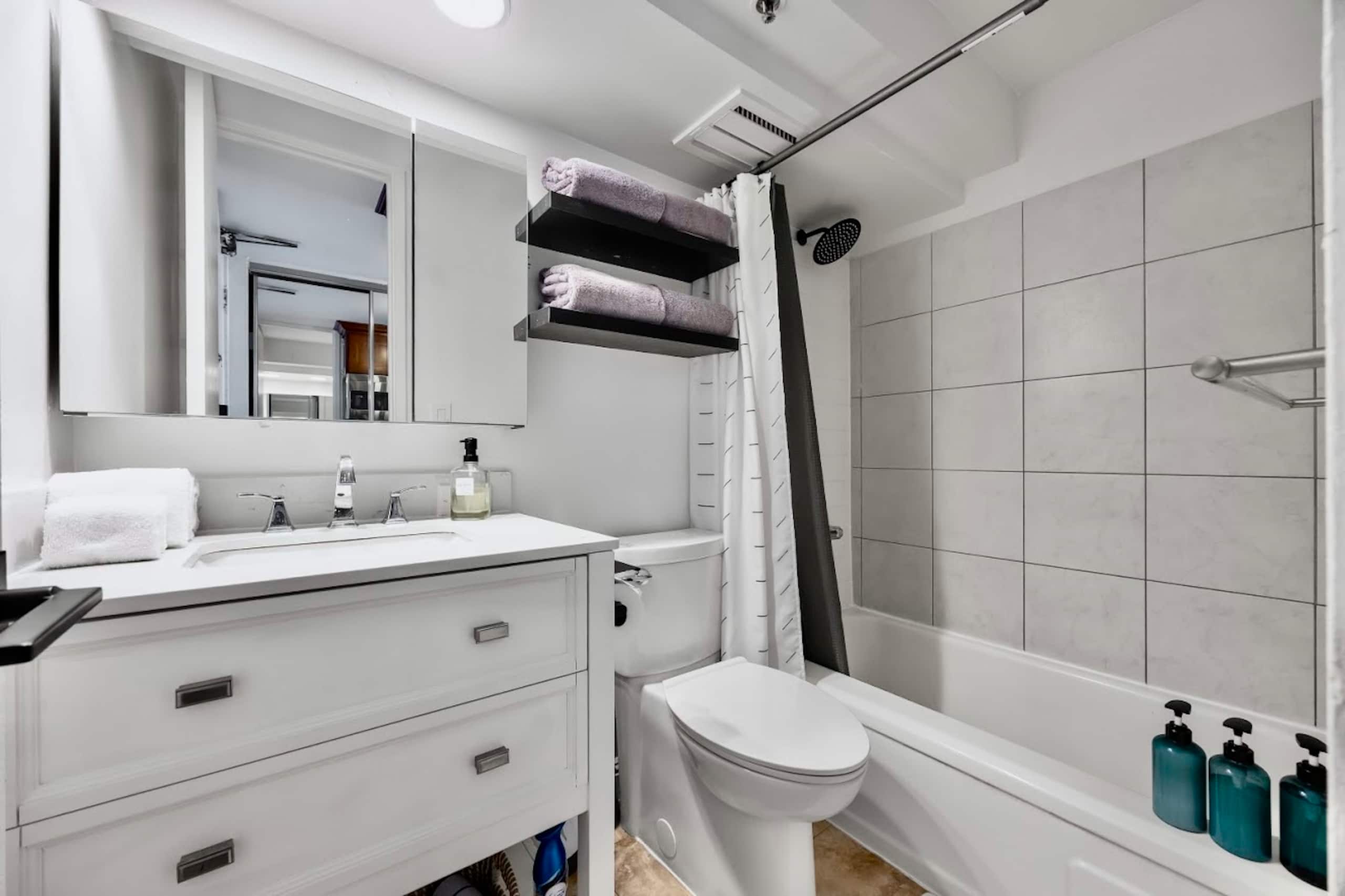 Condo in Honolulu · ★4.86 · Studio · 2 beds · 1 bath - Image 21