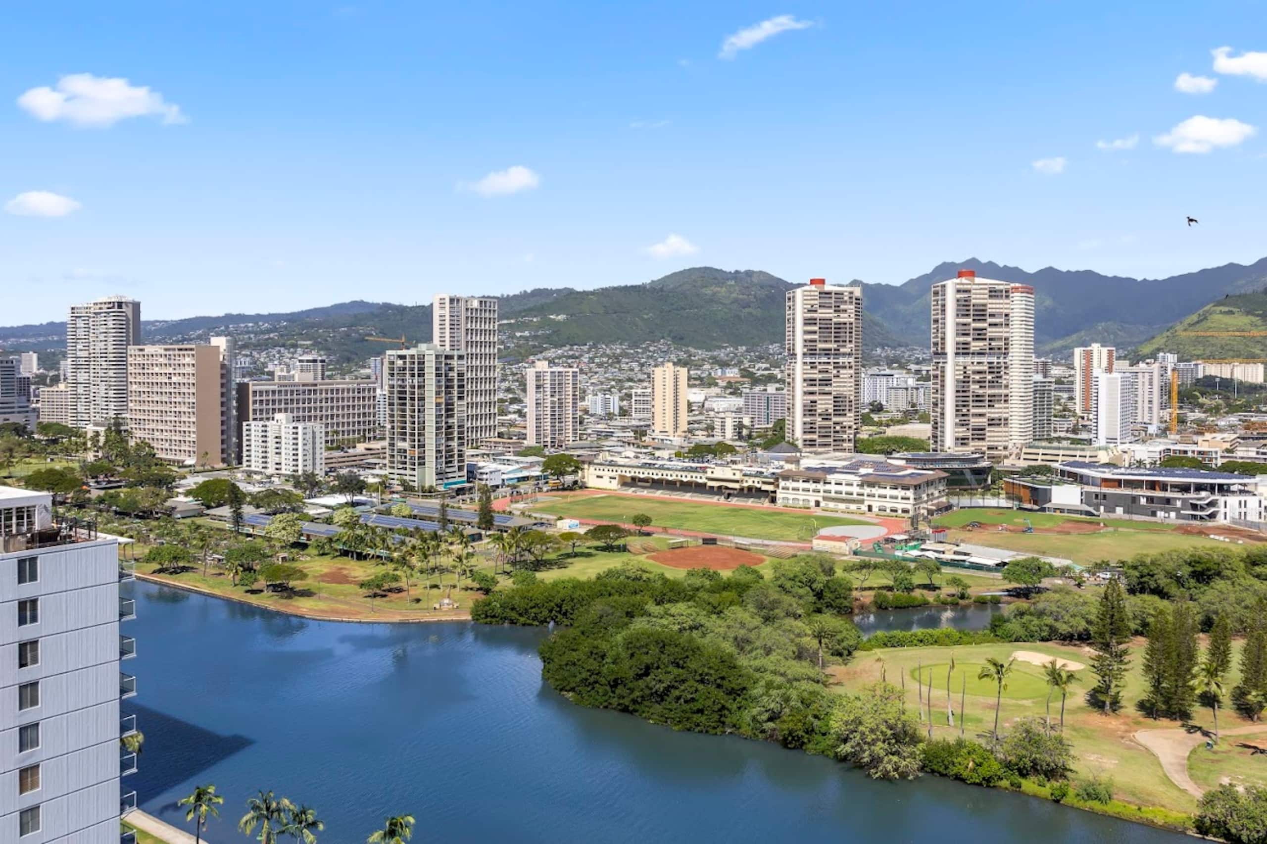Condo in Honolulu · ★4.86 · Studio · 2 beds · 1 bath - Image 34