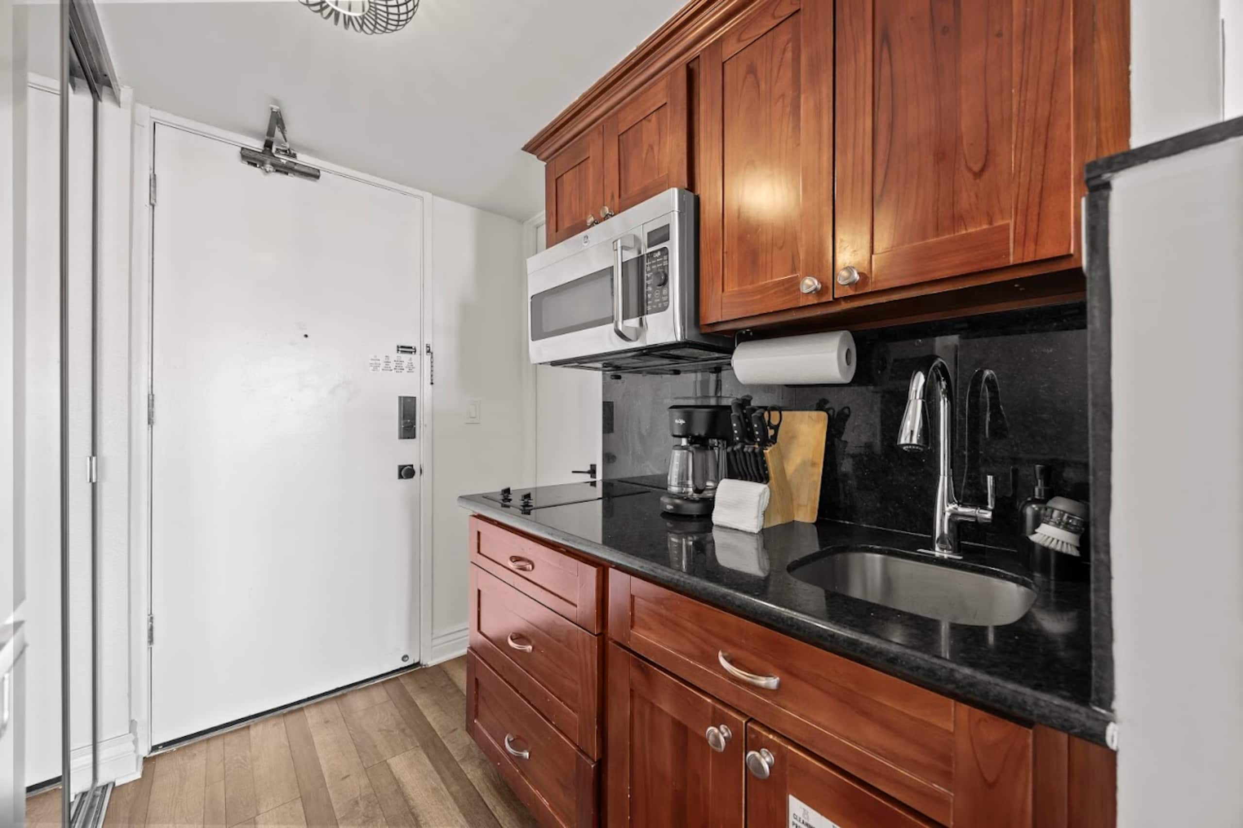 Condo in Honolulu · ★4.86 · Studio · 2 beds · 1 bath - Image 19