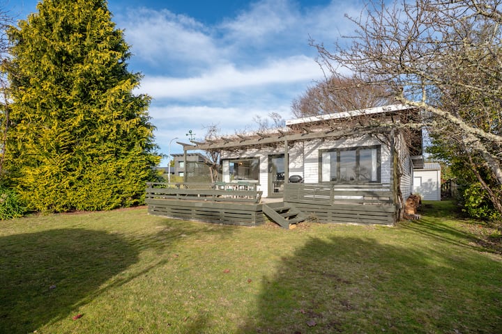 Wharewaka Bach - Lake Taupo Holiday Home - 陶波