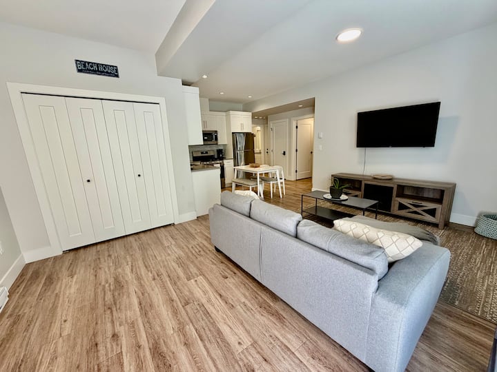 Pristine 2 Bedroom Suite Near White Rock Beach - White Rock