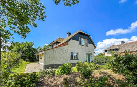 Top performing Airbnb: Cozy home in Makkum with kitchen in Wijk 18 Weidestreek Zuidwest