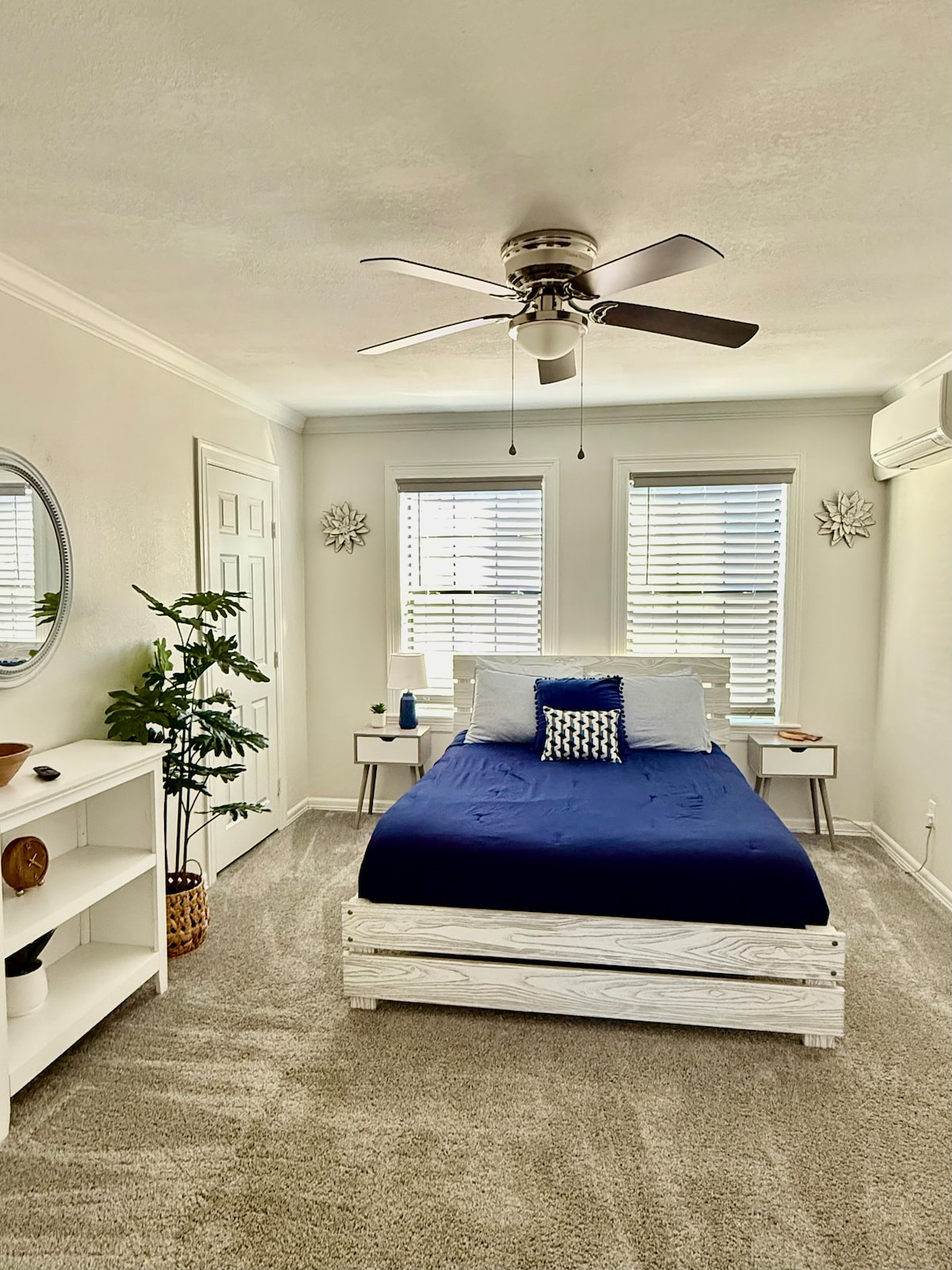 Chumba chenye nafasi kubwa na kitanda aina ya queen.  Kila chumba kina udhibiti wa joto mwenyewe.  