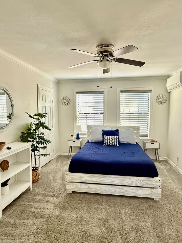 غرفة واسعة بسرير كبير.  كل غرفة مجهزة بجهاز تحكم في درجة الحرارة.  