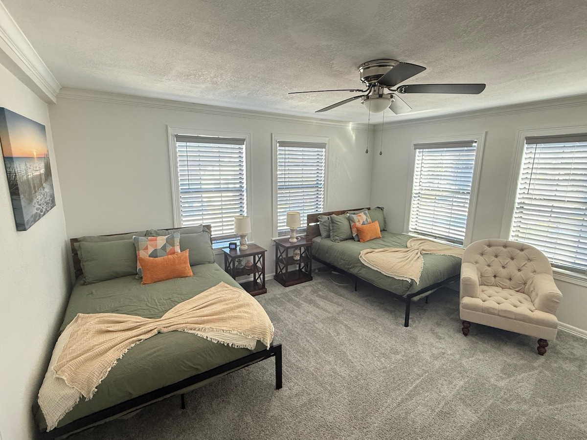 Chumba cha kulala kinaweza kulaza hadi watu wanne, kinajumuisha televisheni janja ya inchi 43 na kifaa cha mchezo cha XBox One.  