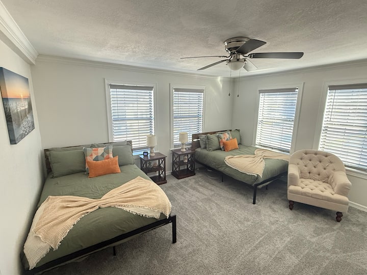 تستوعب غرفة النوم ما يصل إلى أربعة أشخاص، وتشمل تلفزيونًا ذكيًا مقاس 43 بوصة ووحدة تحكم ألعاب XBox One.  