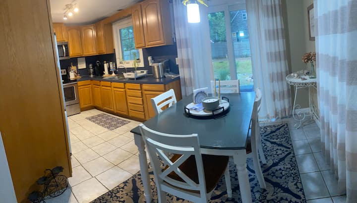 Cheerful Three Bedroom Home. Close To Many Beaches - Falmouth, MA