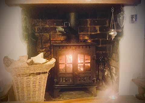 Popular Airbnb listing: 18th Century Cottage with Stunning Garden Views in Stratford On Avon