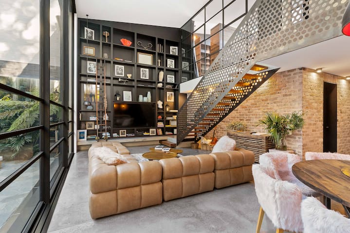 Luxurious & Huge Warehouse Conversion