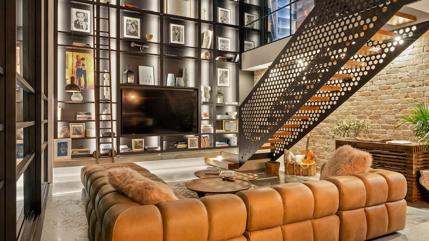 Luxurious & Huge Warehouse Conversion gallery image 2