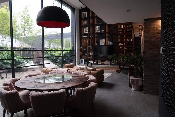 Luxurious & Huge Warehouse Conversion gallery image 4