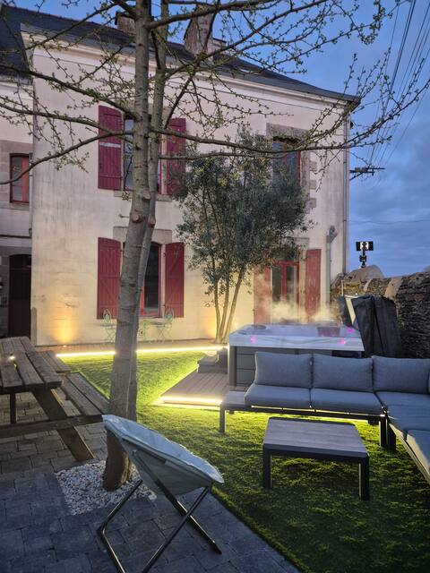 Large townhouse between land and sea + Jacuzzi