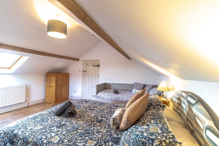 Cama doble y sofá cama que se puede hacer como individual o doble.