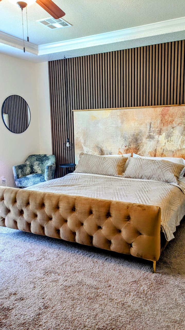 Glavna spavaća soba s velikim bračnim krevetom i udobnim foteljama