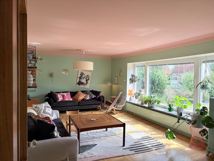 *Charmy House With Large Garden & Close To Subway* - Stockholm