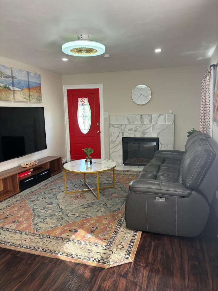 Entire 3 Bedroom Home With Golf Putting & Hot Spa - San Fernando, CA