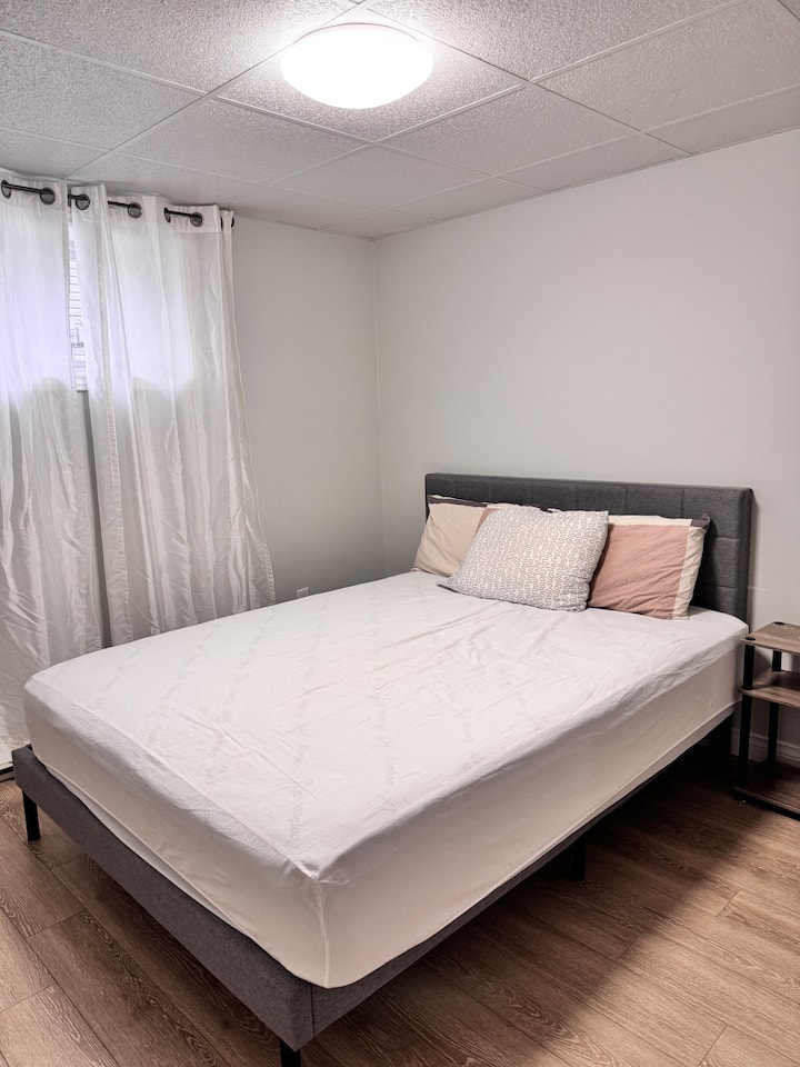 Chumba hiki cha kulala kiko katika kiwango cha chini cha nyumba ( kinaweza kutumika tu ikiwa kuna zaidi ya wageni 3). 