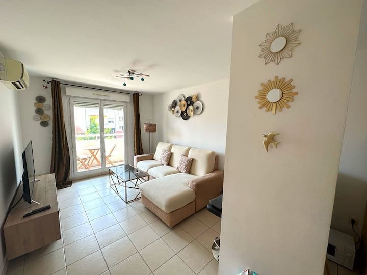 Cosy 2p • 1min To The Beach & Tram • Balcony & A/c - Nice