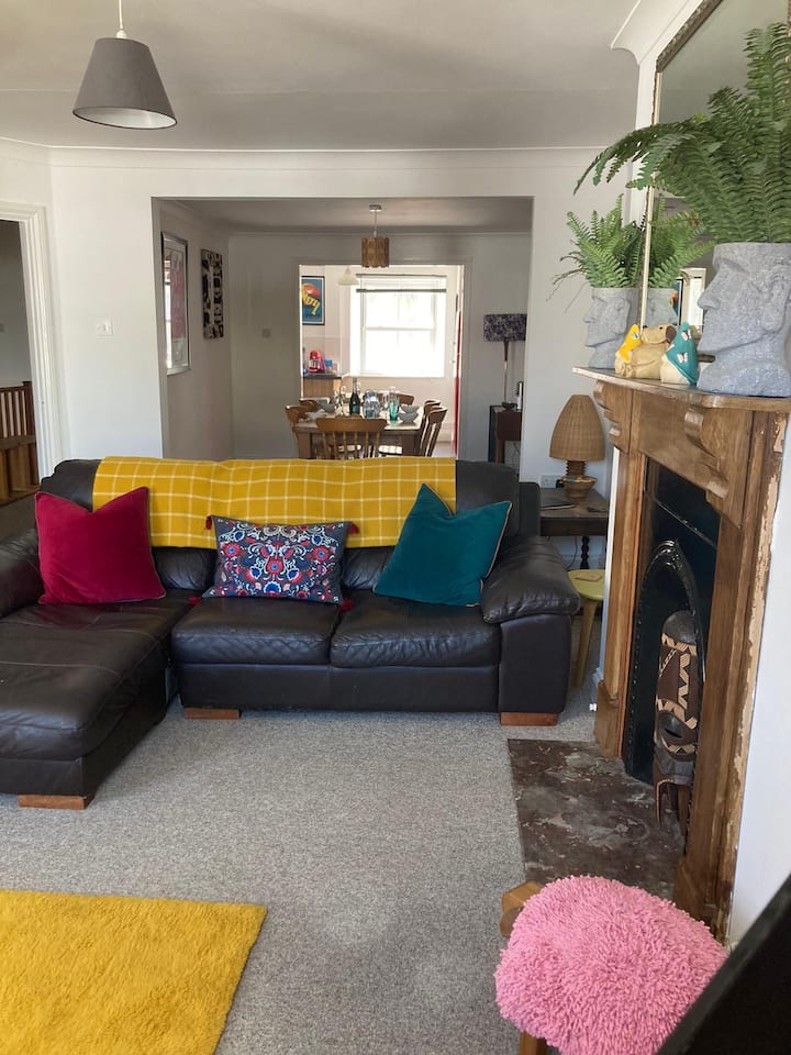 Spacious 3 Bed Tenby Home  With Parking - Tenby