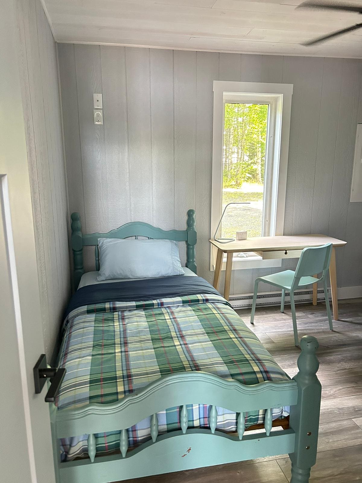 เตียงเดี่ยวพร้อมโต๊ะทำงาน... 