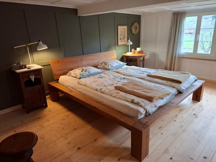 grosszüges Schlafzimmer, Doppelbett 180x200. Auf Wunsch mit Matratze auf dem Moden. Die Decken sind niedrig.