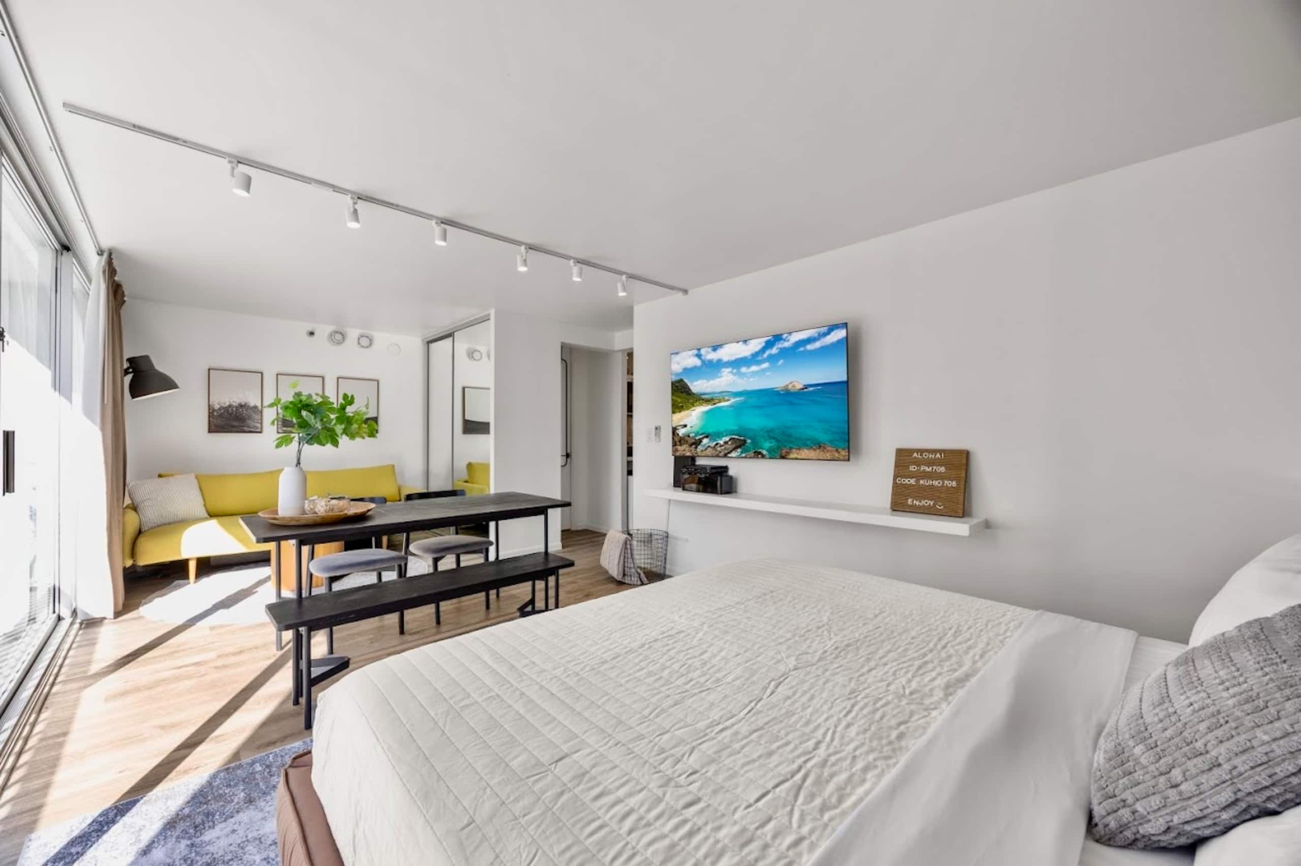 Condo in Honolulu · ★4.87 · Studio · 2 beds · 1 bath - Image 2