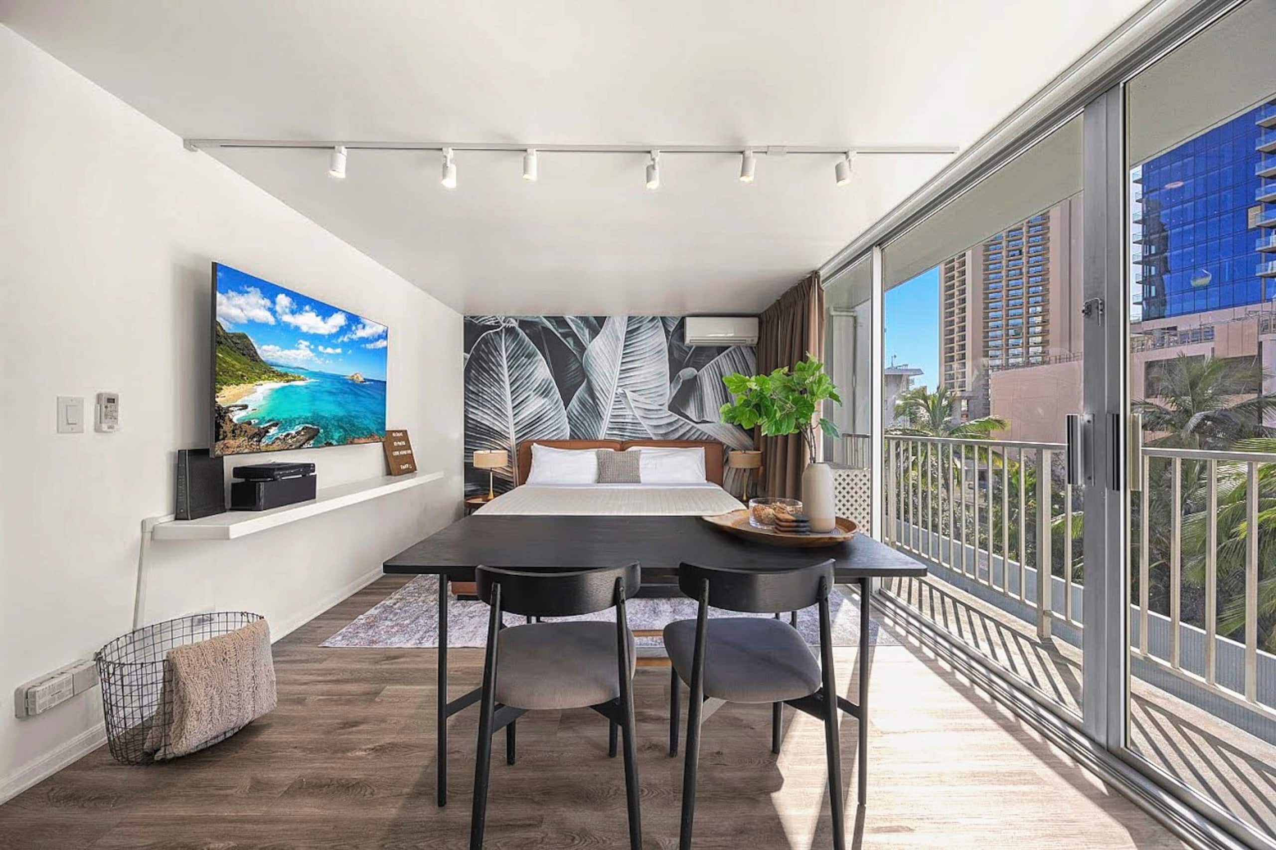 Condo in Honolulu · ★4.87 · Studio · 2 beds · 1 bath - Image 3