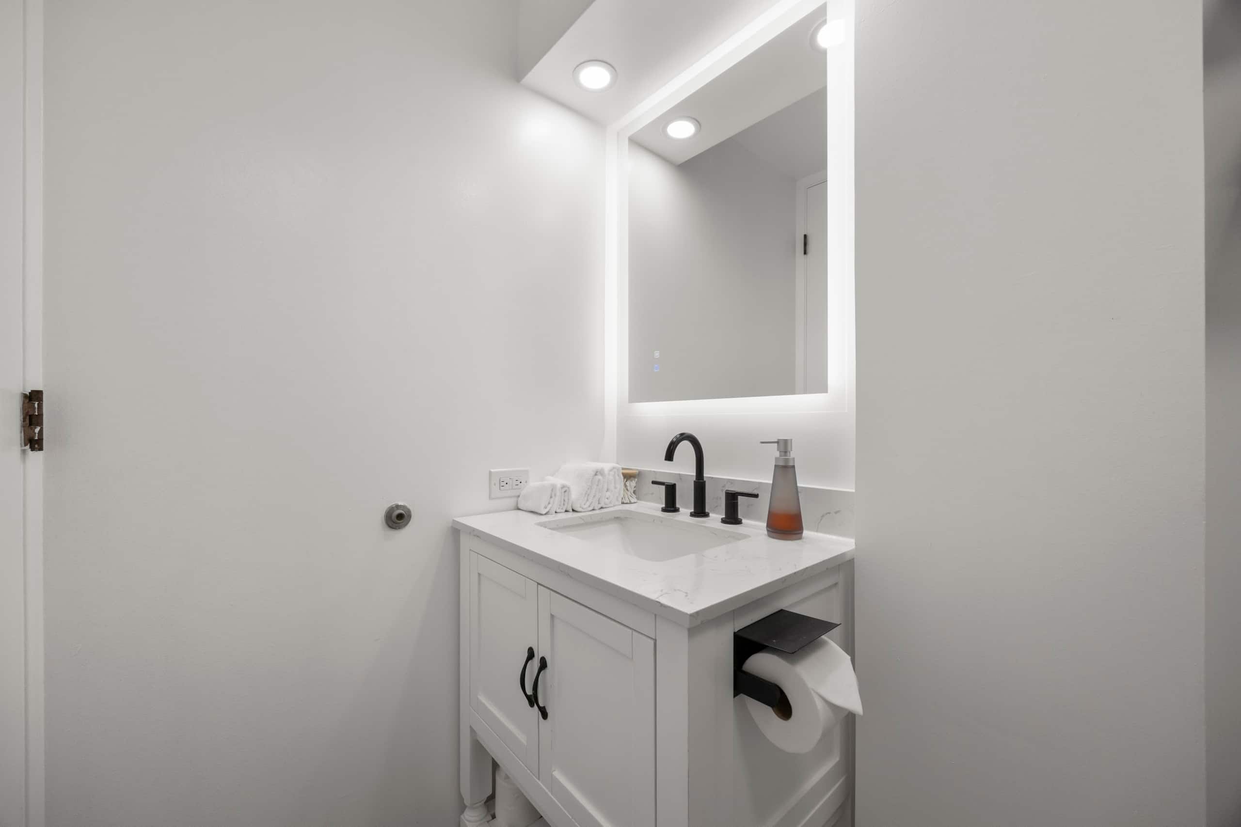 Condo in Honolulu · ★4.87 · Studio · 2 beds · 1 bath - Image 27