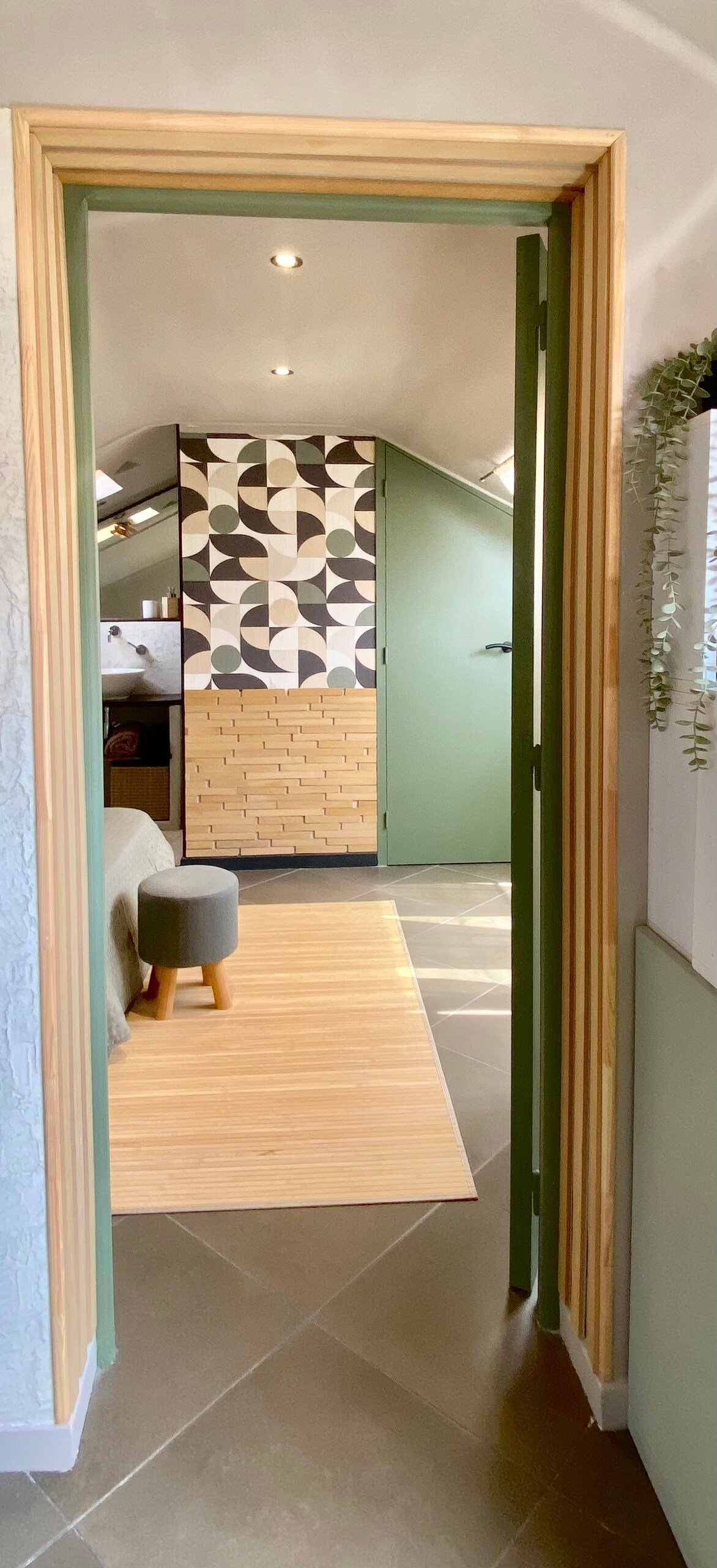 Habitación totalmente renovada, que combina comodidad y modernidad. 
Ofrece un espacio luminoso y bien organizado para su comodidad.
El baño contiguo está abierto, mientras que los inodoros son independientes para mayor comodidad.